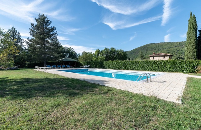 Appartamento Falco Piccolo with Hills View, Pool, Garden & Wi-Fi