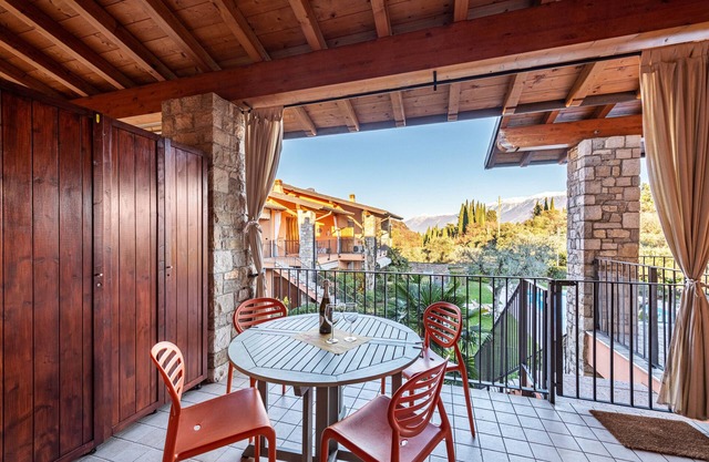 "Appartamento 34" with Lake View, Shared Pool and Private Terrace