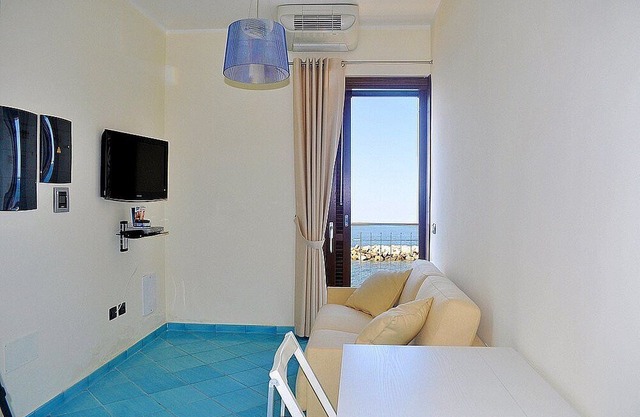 Appartamento Torre Caleo L, fully refundable with voucher*: A charming apartment located right on the beach.