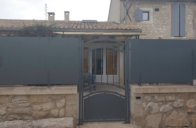 Appartement en Rez-de-chaussée Avec une Cour Fermée : Lou Dormidou D'eleno !