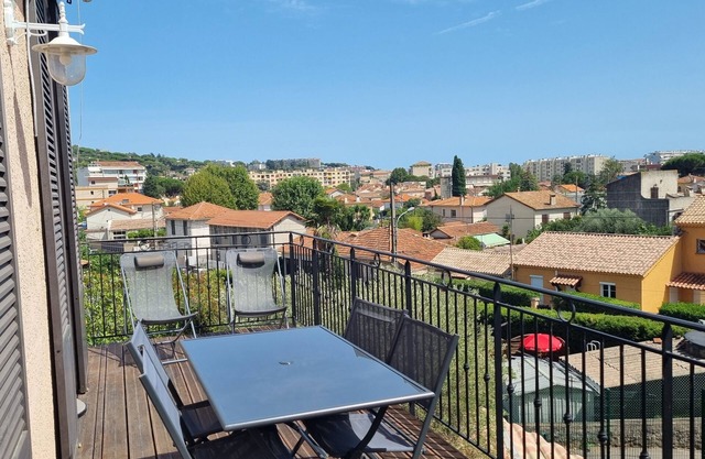 Appartement à Cannes La Bocca à 15 min à Pied des Plages et Proche Commerces,