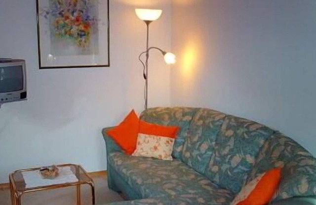Appartement (28 QM) Wohn-/Schlafzimmer mit halbhoher Abtrennung zur Küchenzeile, Dusche/WC, Kabel-/SAT - TV, Balkon