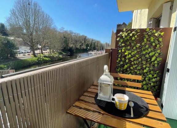 Appartement avec balcon et vue sur port - wifi privé - au dessus du Restaurant le Yackams