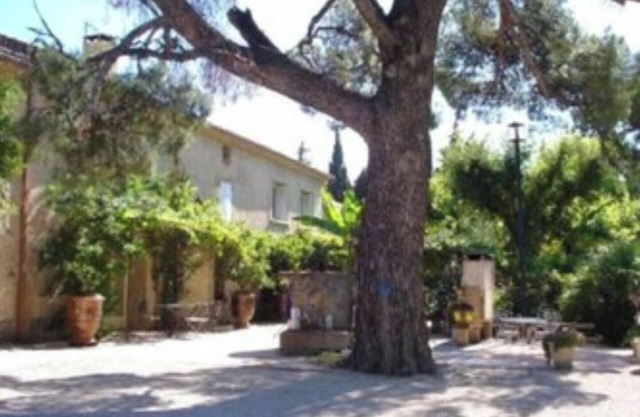 Appartement de caractère dans un mas provençal