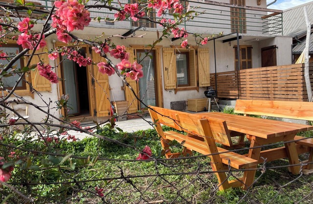 Appartement de Charme au Centre du Village Classé Dallos