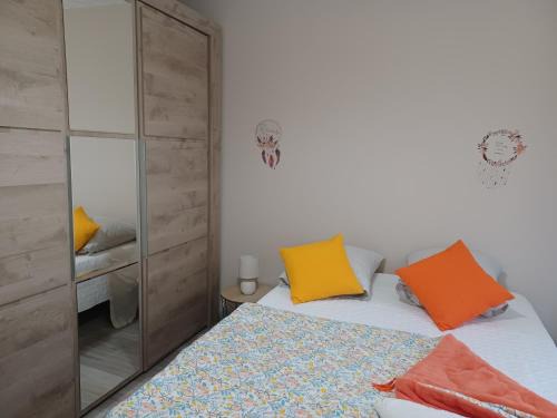 APPARTEMENT, LA ROUTE DES GRANDES ALPES , 6 couchages, GARAGE pour motards, cyclistes, POSSIBILITÉ de studios supplémentaires, si plus de 6 pers