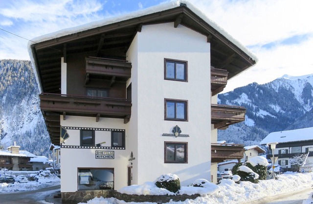 "Appartement Mayrhofen 8 Pers" Close to Ski Areas with Mountain View, Wi-Fi, Balcony & Parking