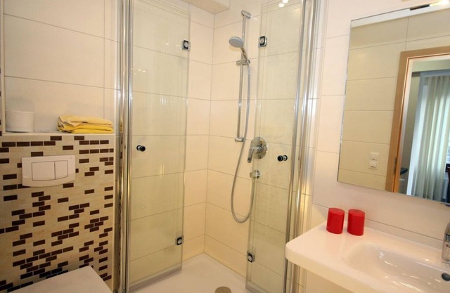 Appartement mit Balkon, Dusche, WC, Kat. 2/1 Raum - Ferienwohnungen Café Schneidewind Kirchstraße