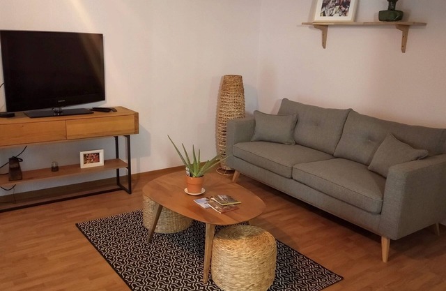 Appartement Rénové Avec Balcon Terrasse, Parking Privé et Piscine Partagée