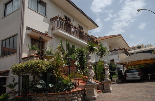 Appartment for 8 people= 4 Bedrooms 2badroomnbig balcony Lounge 10min beach