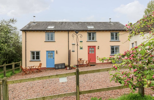 APPLE COTTAGE, family friendly, country holiday cottage in Crediton