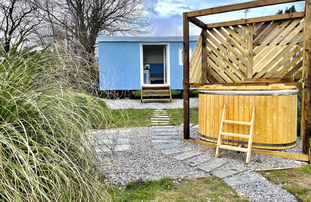 Apple Tree Hut (With Hot-Tub)