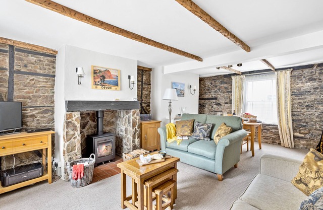 Appledore cottage with parking near waterfront