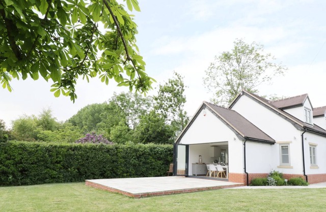 APPLETREE COTTAGE, family friendly, with a garden in Pershore