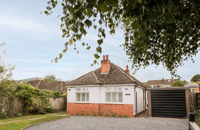 APPLETREE HOUSE, pet friendly, with open fire in Great Malvern