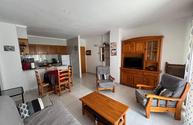 appt 6 pers with swimming pool, beach at 200m, port at 400m and shops at 300m