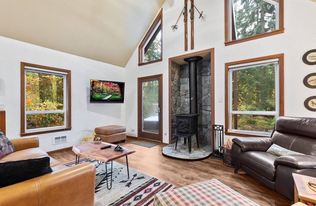 Aprés Chalet- charming home with hot tub near hikes at heart of Cascades