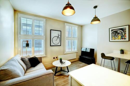 Apt 4, 10 Kingsway in a stylish Georgian Building