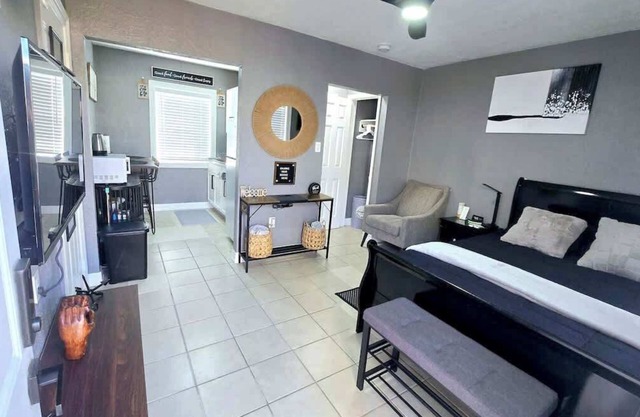 Apt#6 Quiet comfortable place near chemical plants