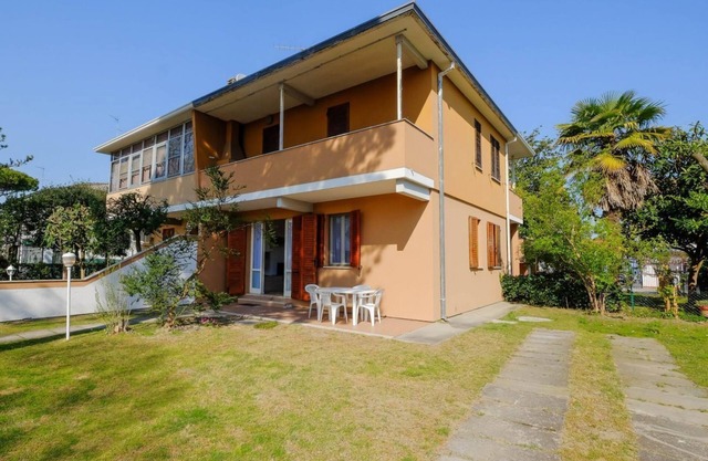 Apt. 900 meters from the sea with large garden, renovated kitchen and bathroom