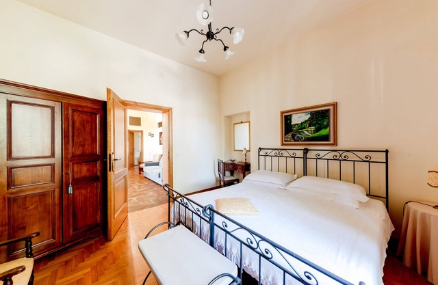 Apt Cedro in period farmhouse with large park and beautiful shared swimming pool