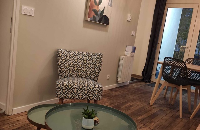 Apt historic center Vannes private courtyard and garage, sleeps 4
