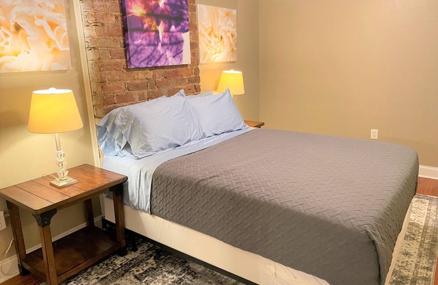 Apt in fun/safe area -1blk from StreetCar line to Quarter