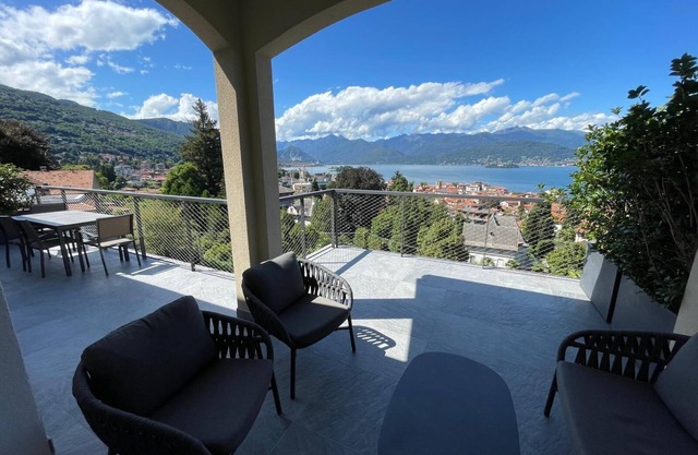 Apt in Stresa, superb view of Lake Maggiore, balcony, WiFi, A/C, garage & garden