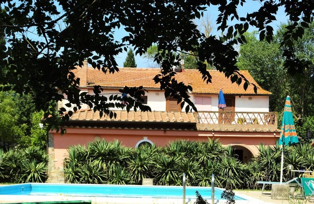 Apt VIOLETTA in Ancient Tuscan Farmhouse with swimming pool, garden, near the sea