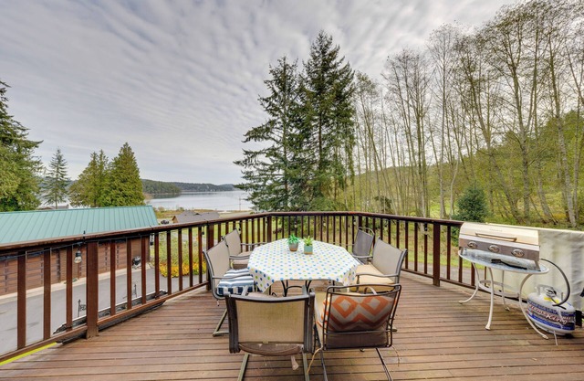 Apt w/Bay Views, Deck & Grill in Oak Harbor!