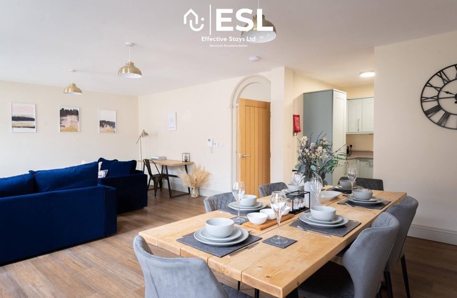 Apt26SQ Central, 2 Bedroom Apartment with Parking