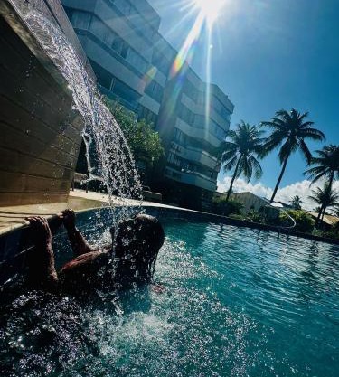 Apto 2 quartos pé na areia com piscina Wi Fi e garagem em Vilas do Atlântico