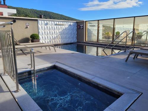 Apto 2 suítes, piscina aquecida condomínio, alto padrão, 1 quadra mar, familiar