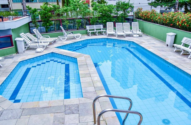 Apto c piscina e acesso exclusivo à praia, Guarujá