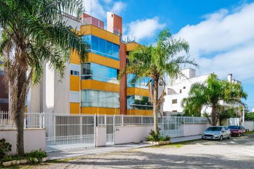 Apto c/varanda a 250m da praia de Mariscal CRA304