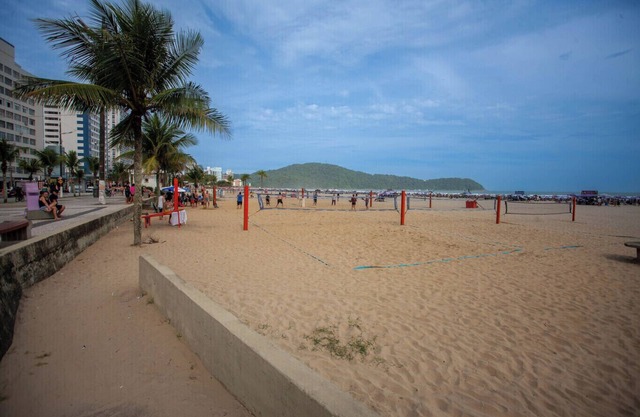 Apto com churrasqueira e wi-fi à 650m da praia