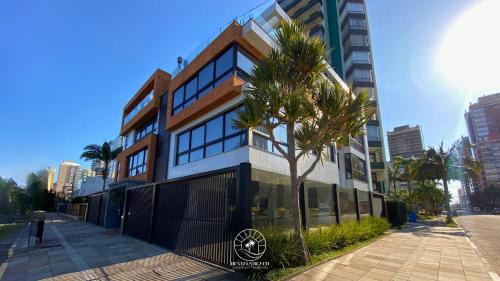 Apto em Torres-RS - 170mts da praia - Ao lado das Quatro Praças - Ar condicionado na sala e quartos - Smart Tv - Wifi - Varanda com churrasqueira - Garagem para 02 carros - Aceita Pet
