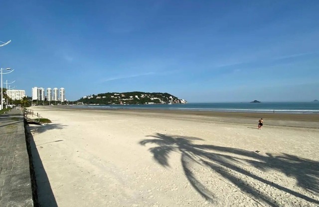 Apto na Enseada a 50 metros da praia