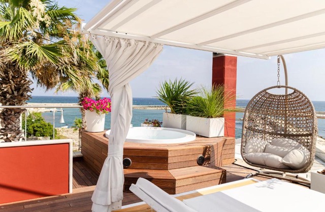 Apulia Charming Suites - Suite Corallo con vista mare e hot Jacuzzi