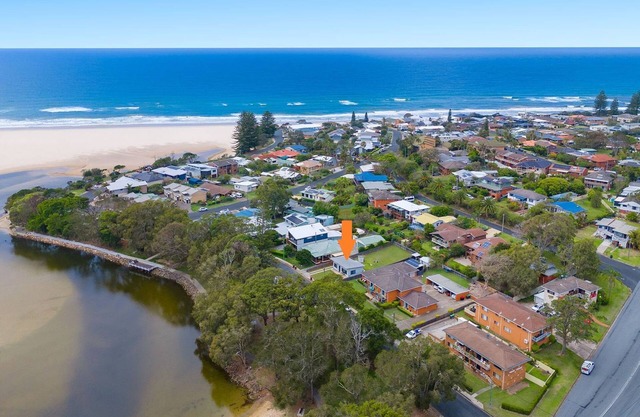 Aqua Cottage - lakefront cottage with easy access to the beach