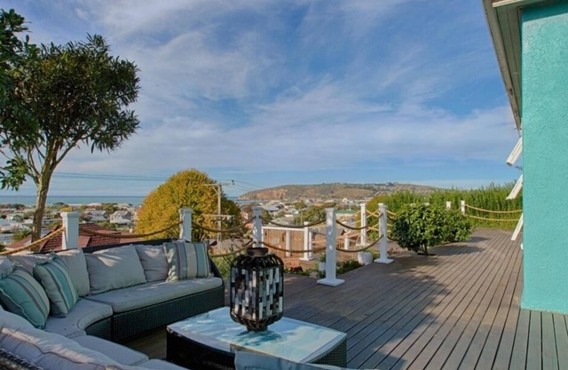 Aqua on Reed - Sensational views of town and sea