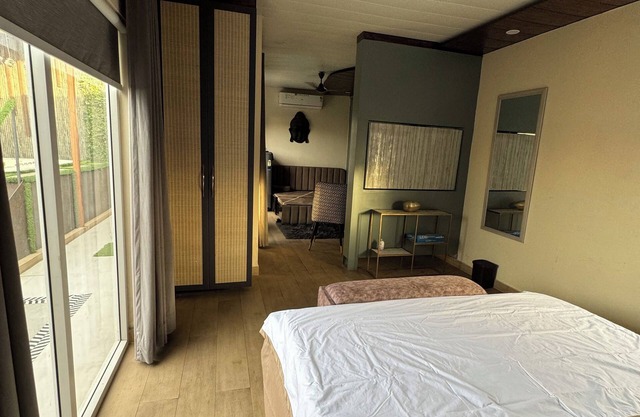 Aqua Sky Terrace Floor with Suite room- 1 Full size bed and 1 Sofa Bed W Jacuzzi