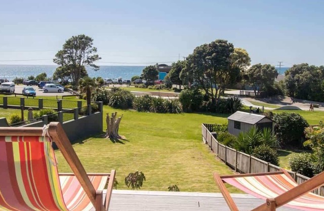 Aqua Vista On Arden - beachfront bach in Oakura