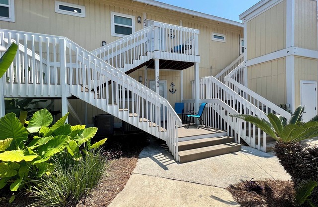 Aquasphere - Unit 2049 is a newly renovated 1.5 Bedroom on the Canal!