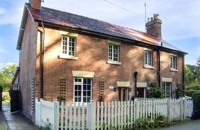 AQUEDUCT COTTAGE, family friendly, character holiday cottage in Chirk