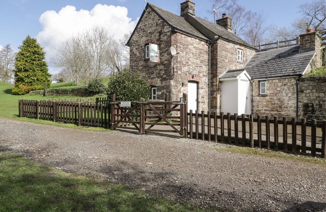 AQUEDUCT COTTAGE, pet friendly, with open fire in Penperlleni
