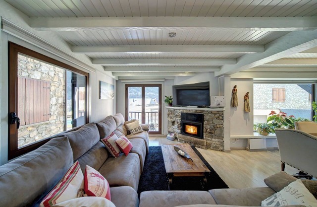 ARANESE HOUSE, A MIX OF RUSTIC AND MODERN STYLE NEAR BAQUEIRA by ETH FLÒC