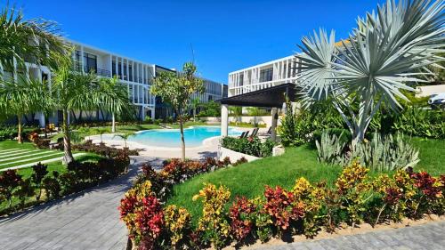 Araquuna, Chic New Condo, Pool & Balcony By Valléra Homes