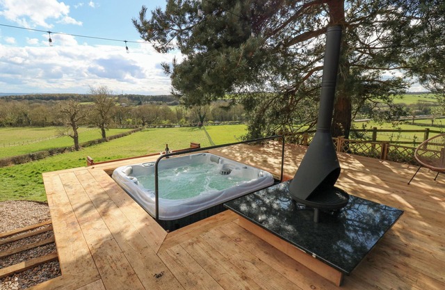 ARBOUR HOUSE FARM BUNGALOW, pet friendly, with hot tub in Durham