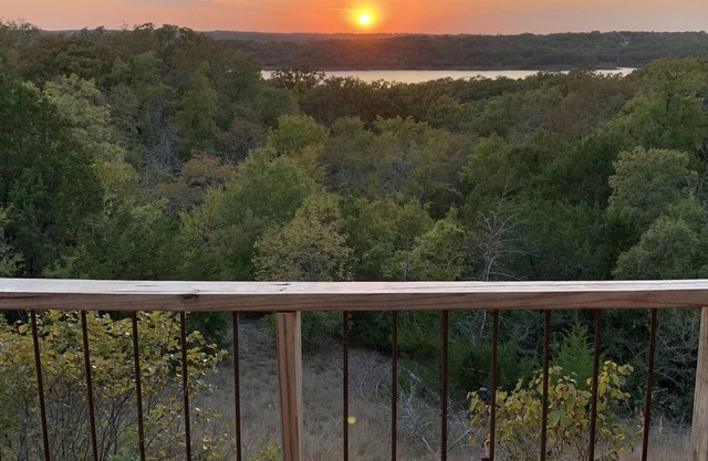 Arbuckle Lake House. Sleep 7+. Great deck for outdoor enjoyment.